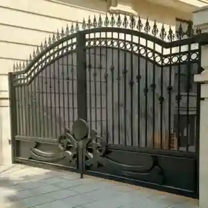 درب فلزی ساده و شیک ورودی ساختمان