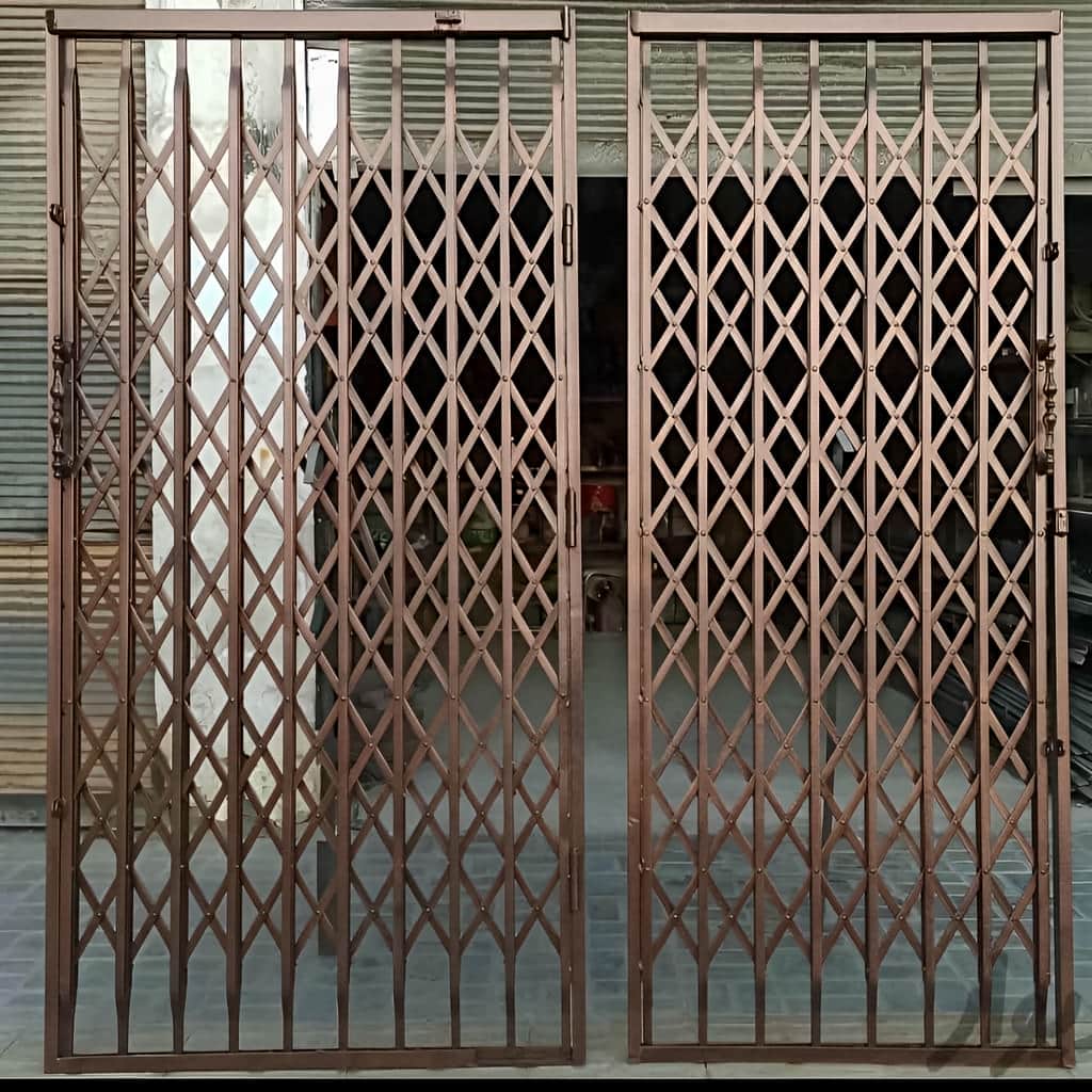 تصویر حفاظ آکاردئونی تمام گل دوبل چهار جداره تسمه ۲.۵ سانتی متر پرچ مخفی نصب شده