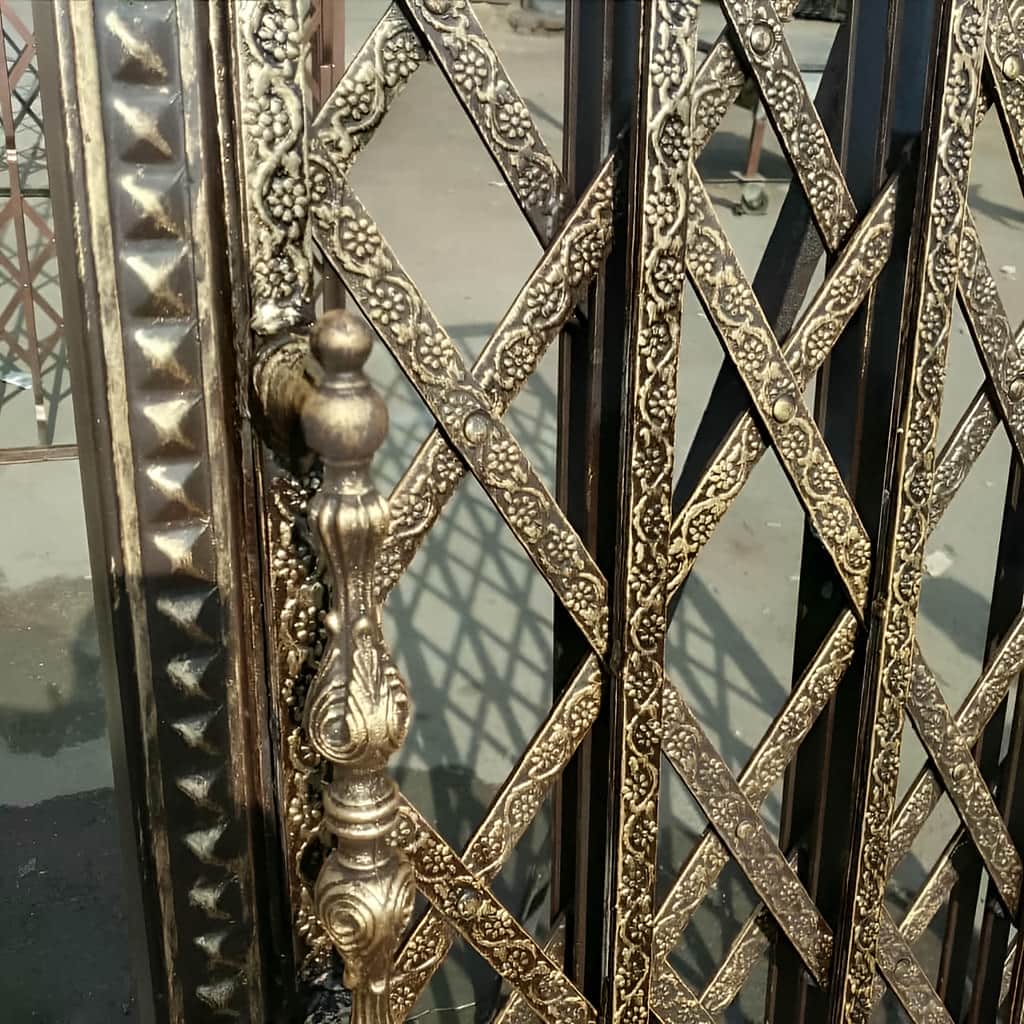 نصب نرده آکاردئونی با رنگ طلایی و قفل کتابی