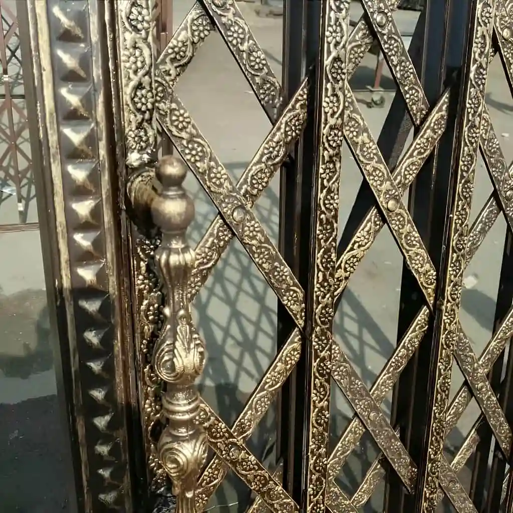 نصب نرده آکاردئونی با رنگ طلایی و قفل کتابی