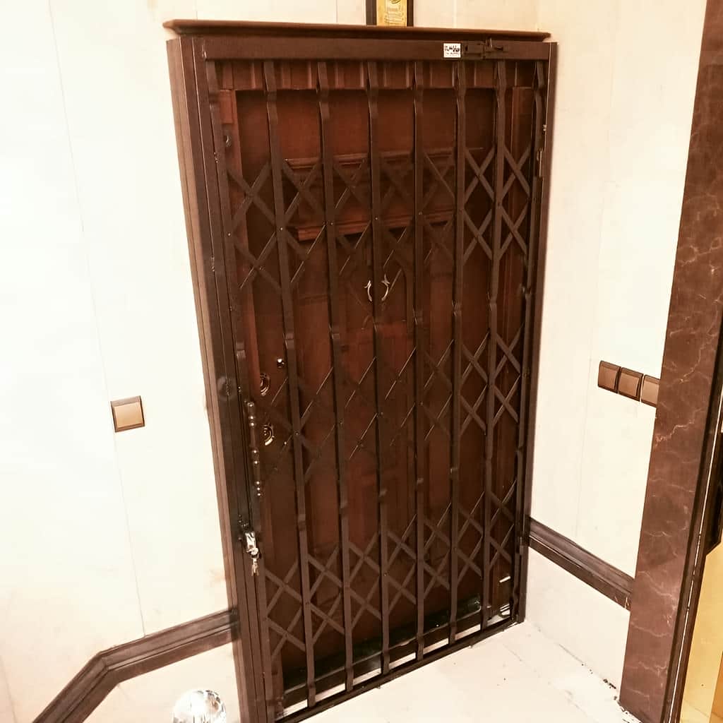 تصویر نصب حفاظ آکاردئونی سه گل تسمه برای آپارتمان