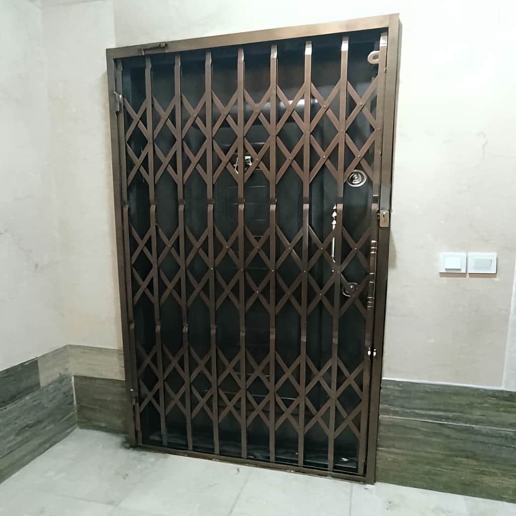 نمونه نصب حفاظ آکاردئونی سه گل تسمه ۲.۵ سانتی متر روی درب آپارتمان