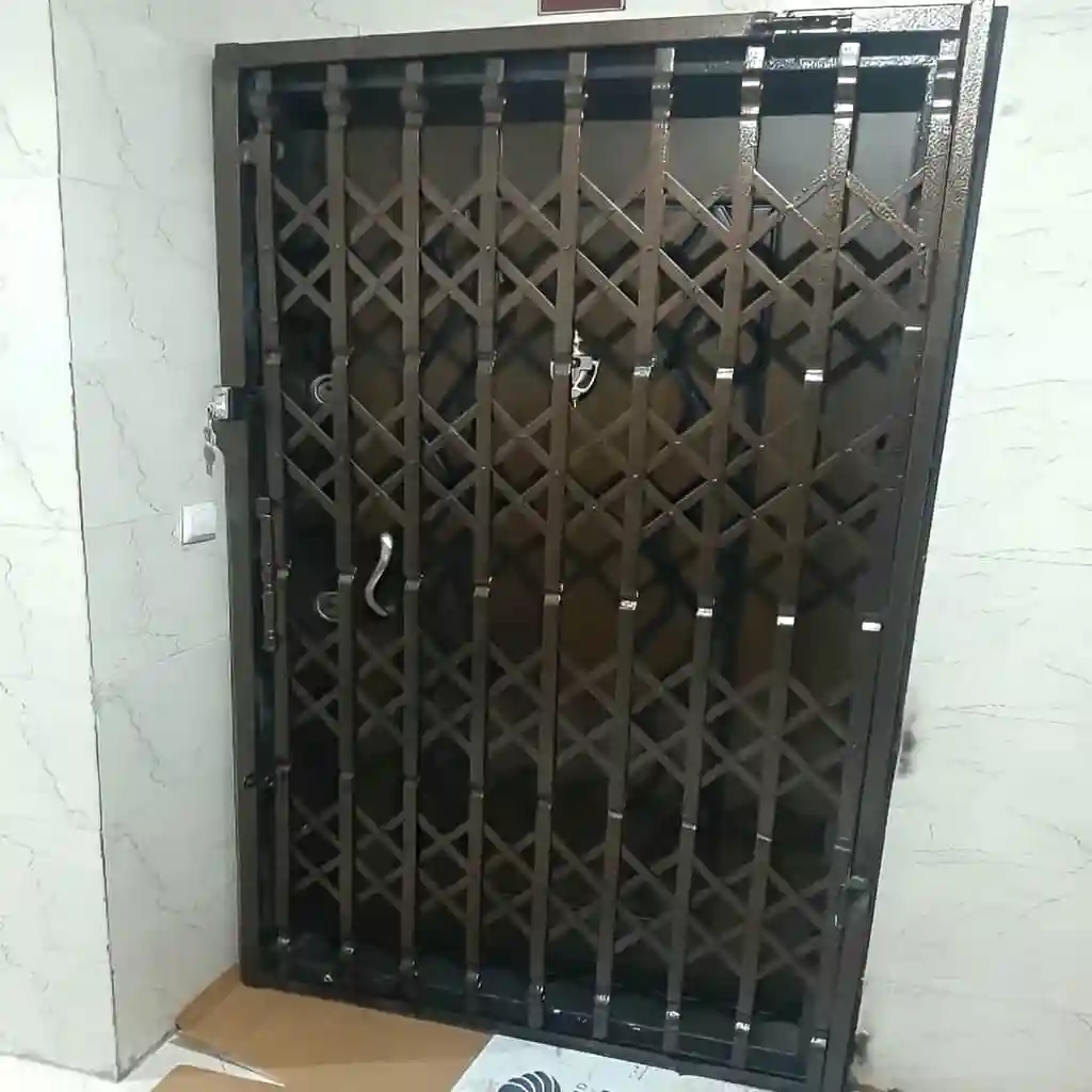 تصویر حفاظ آکاردئونی ۴ گل تسمه ۲.۵ سانتی متر نصب شده روی درب ورودی