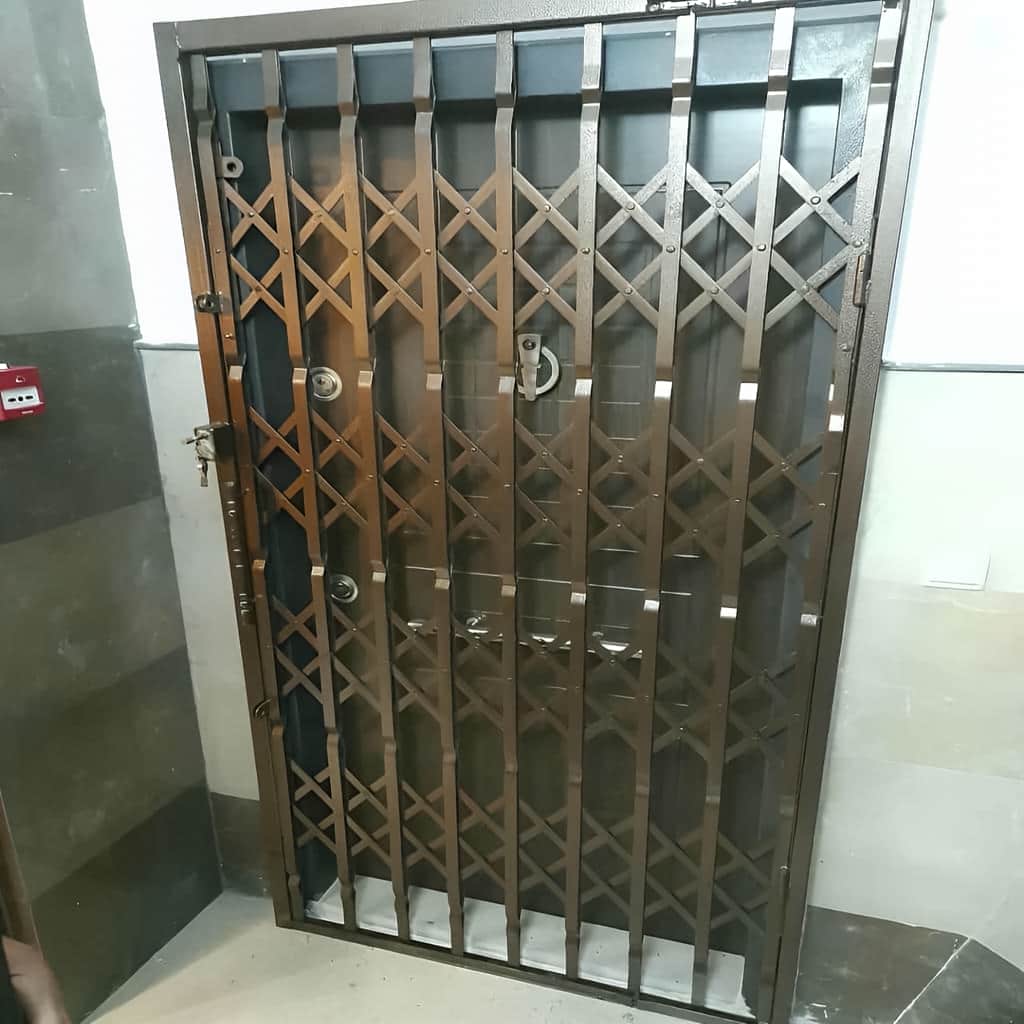 رنگ&zwnj;بندی حفاظ آکاردئونی ۴ گل تسمه ۲.۵ سانتی متر سفید و طلایی