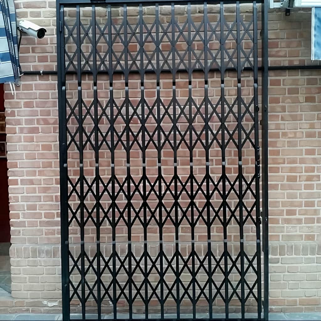 نمای نزدیک تیرک و قفل مخفی حفاظ آکاردئونی ۴ گل تسمه ۲.۵ سانتی متر