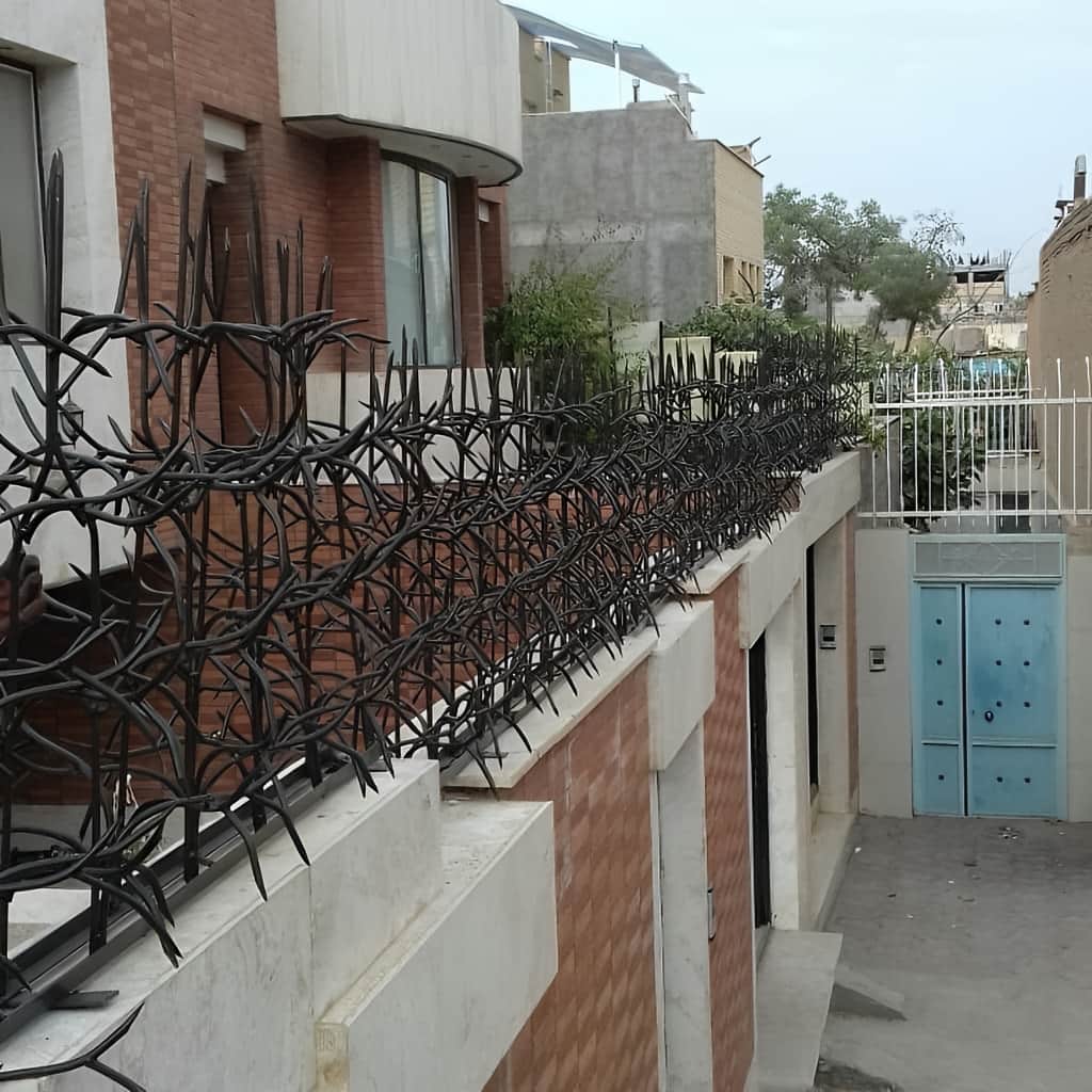 نمونه نصب حفاظ اف آبشاری پرتراکم روی دیوار ویلا و ساختمان