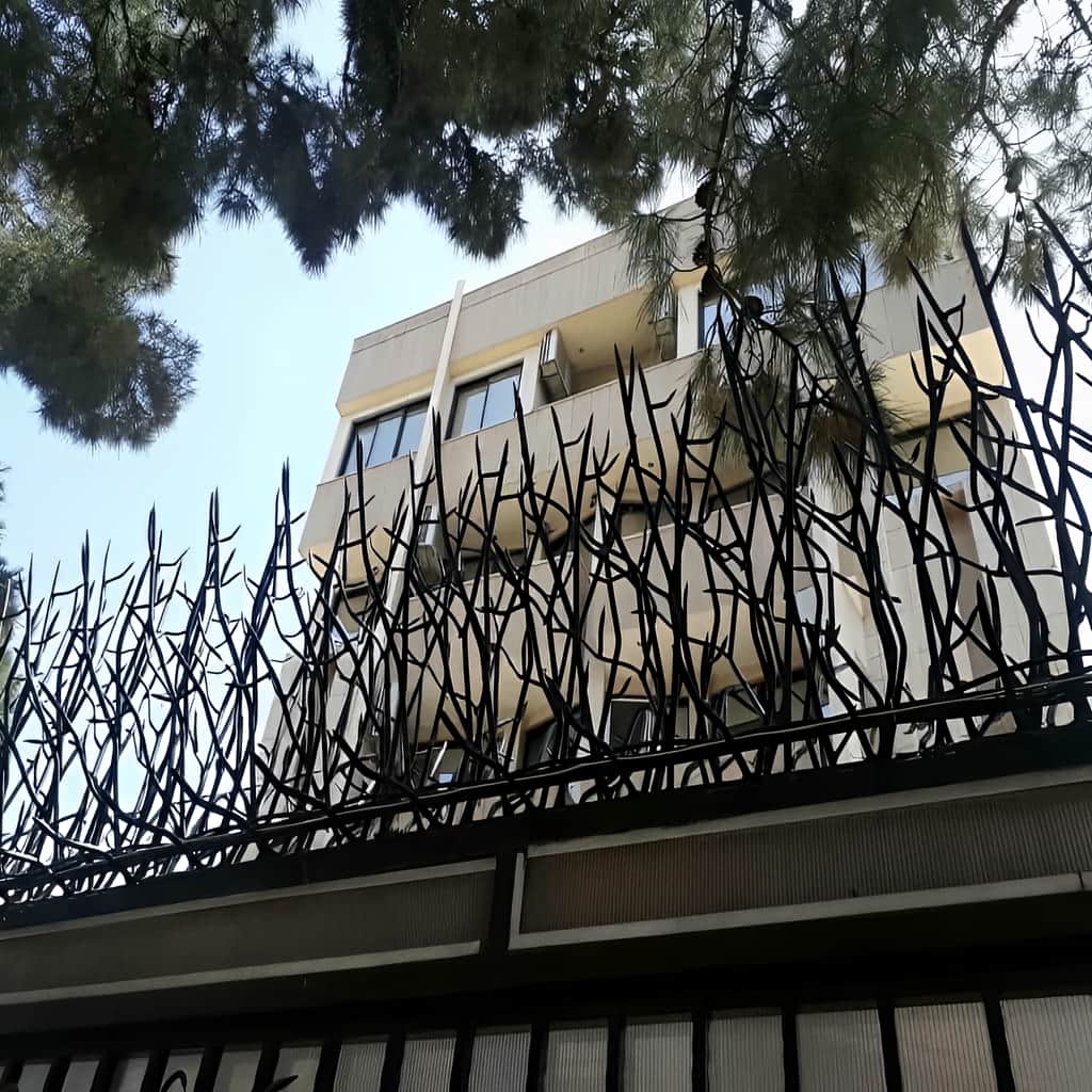 صب حفاظ بوته ای تراکم ۵۳ روی دیوار باغ و ویلا در تهران