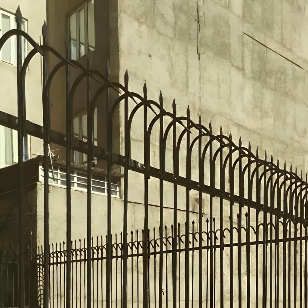 نصب حفاظ سرنیزه ای روی دیوار سنگی و سیمانی