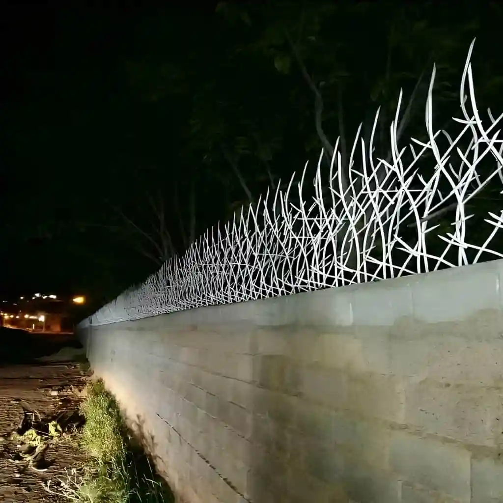 نصب حفاظ شاخ گوزنی تراکم ۳۴ روی دیوار ساختمان در تهران