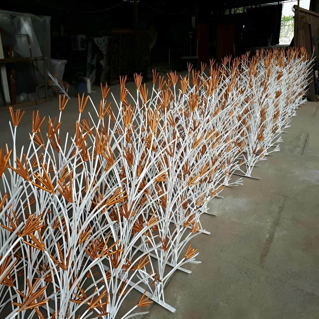 حفاظ لیلیوم 11 حفاظ لیلیوم فانتزی با گلهای مدرن روی دیوار باغ
