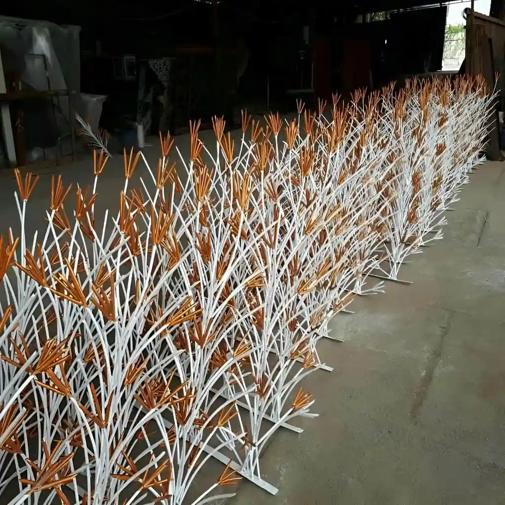 حفاظ لیلیوم فانتزی با گل&zwnj;های مدرن روی دیوار باغ