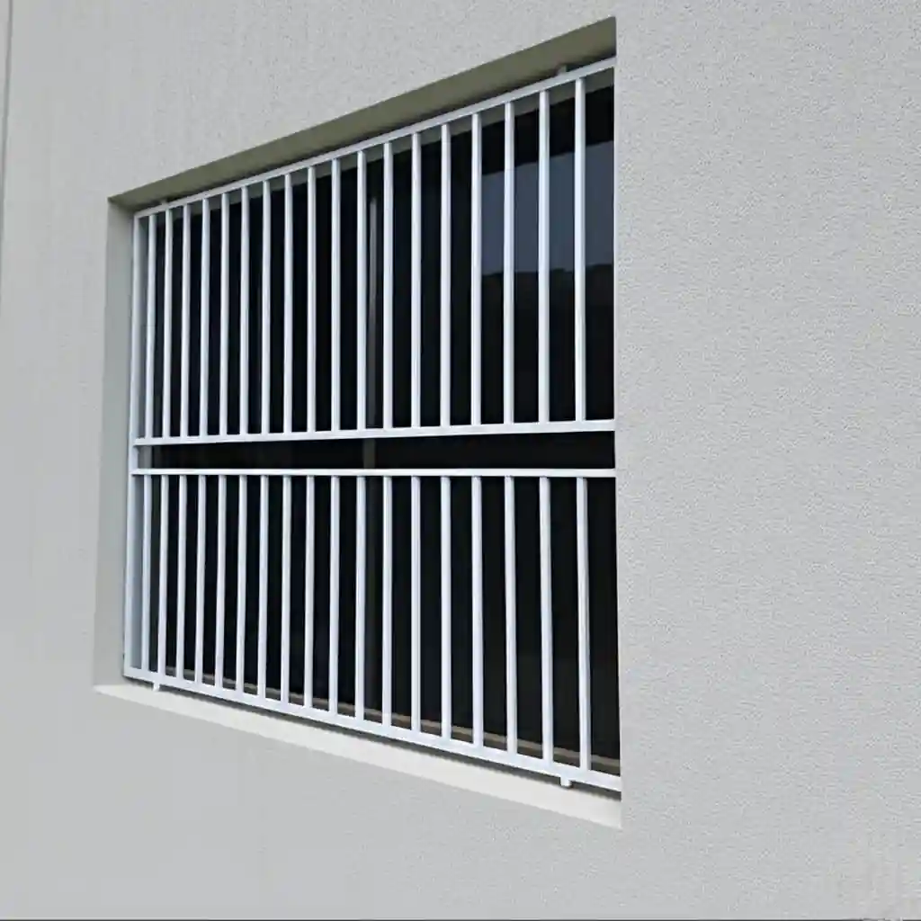 عکس حفاظ پنجره دوجداره مدل ساده میله افقی مناسب ساختمان مدرن