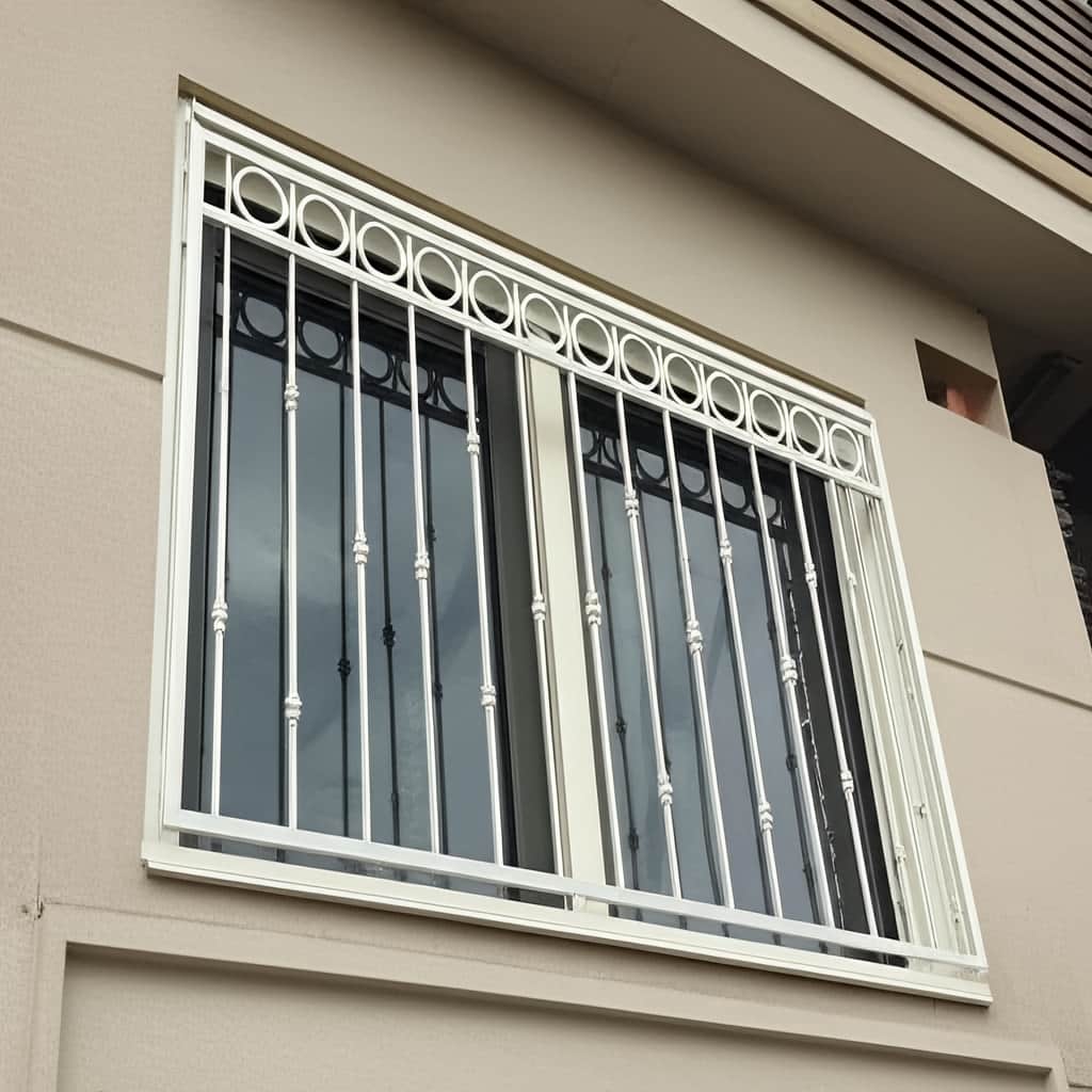 نمای نزدیک حلقه های دایره ای در حفاظ آهنی کلاسیک