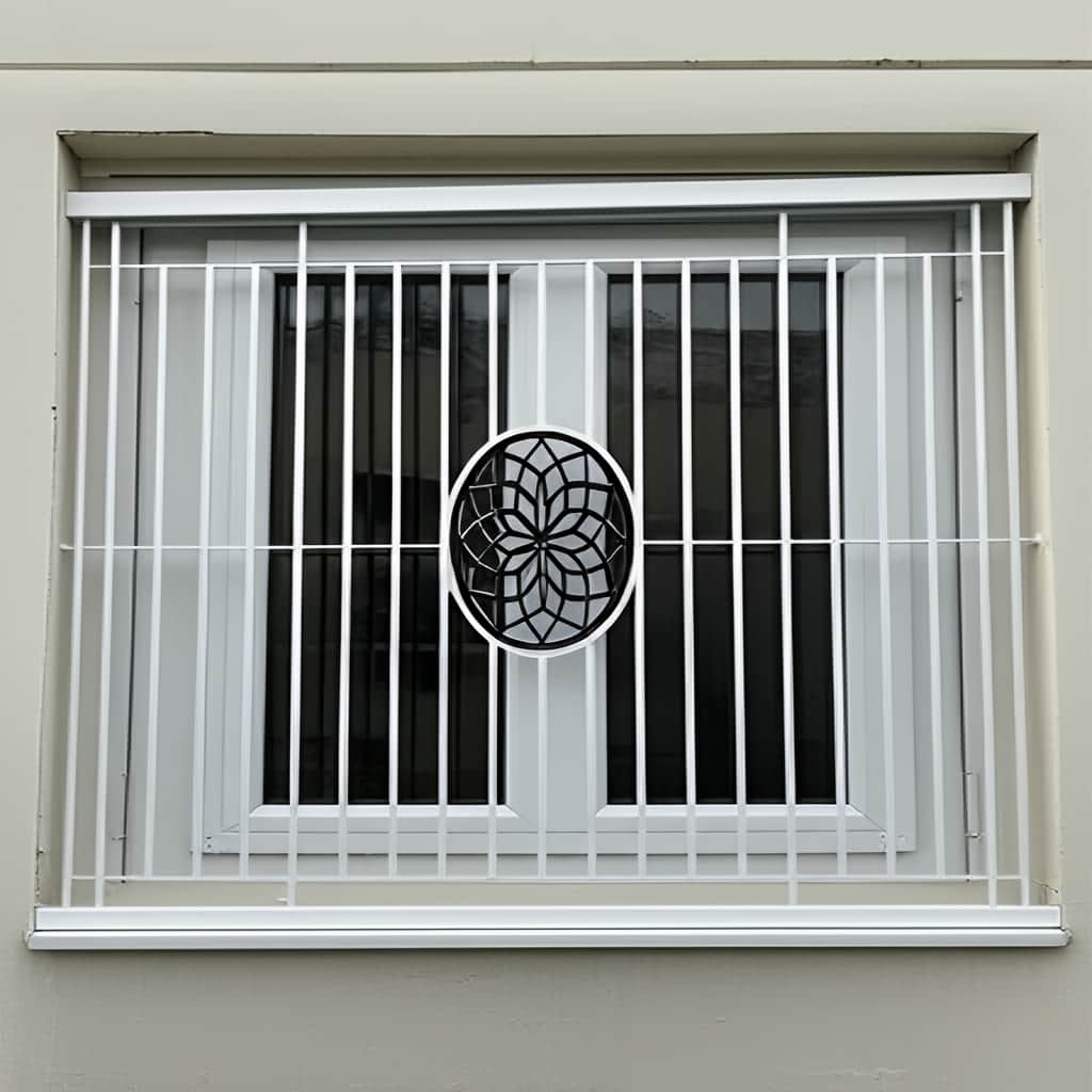 نمای نزدیک نقش خورشیدی حفاظ آهنی روی ساختمان مدرن