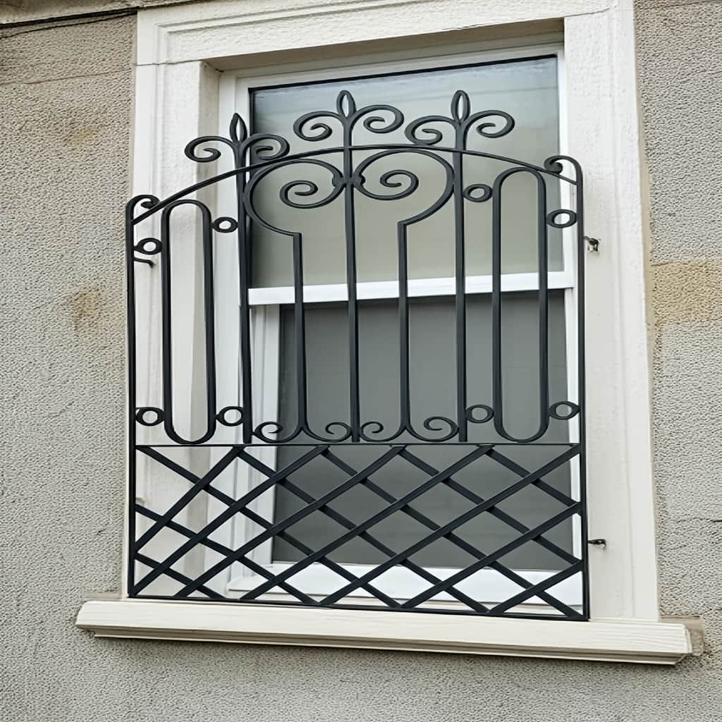 نمای نزدیک حفاظ پنجره طرح رز روی ساختمان ویلایی