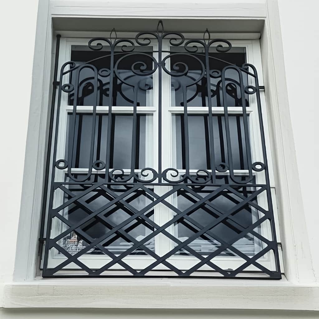 تصویر نصب حفاظ رز رنگ سفید و طلایی روی پنجره رومی