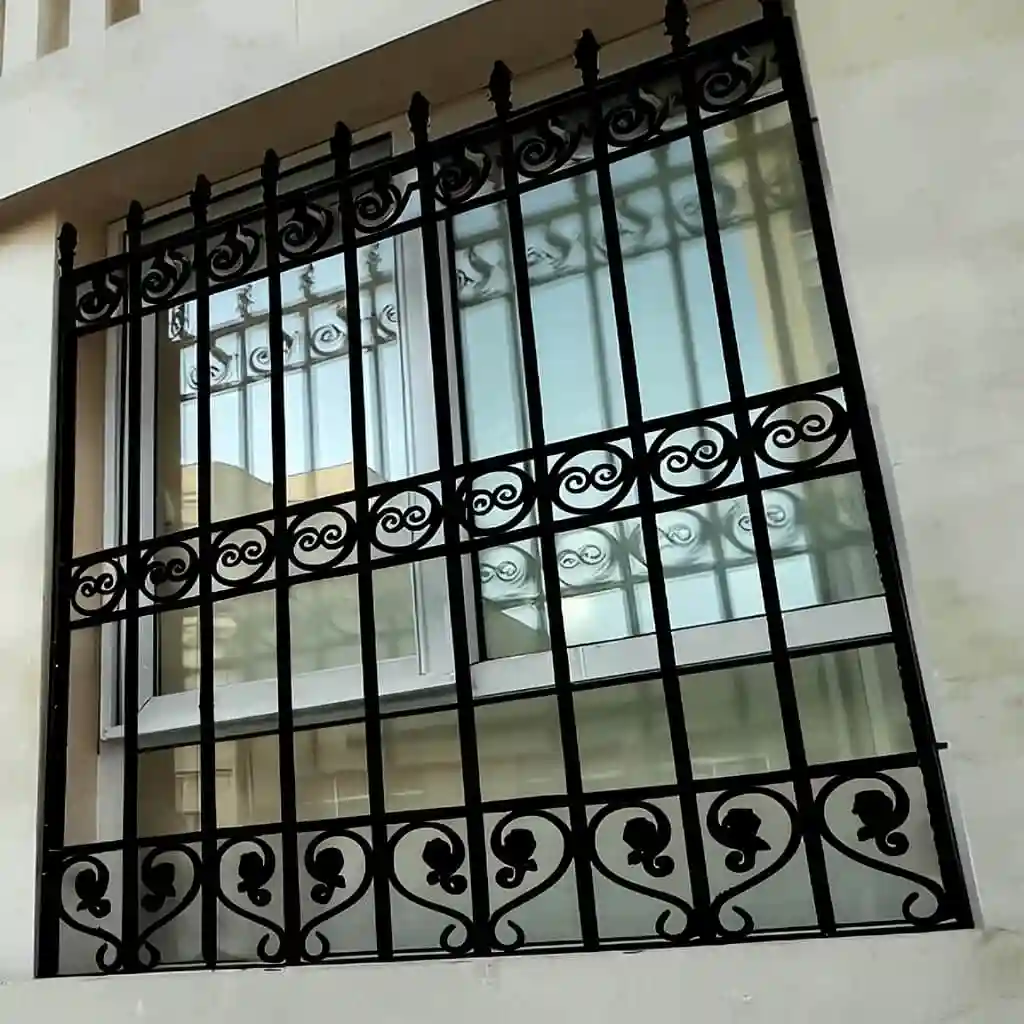 تصویر نمای نزدیک سرنیزه&zwnj;های آبکاری شده حفاظ سلطنتی نیل