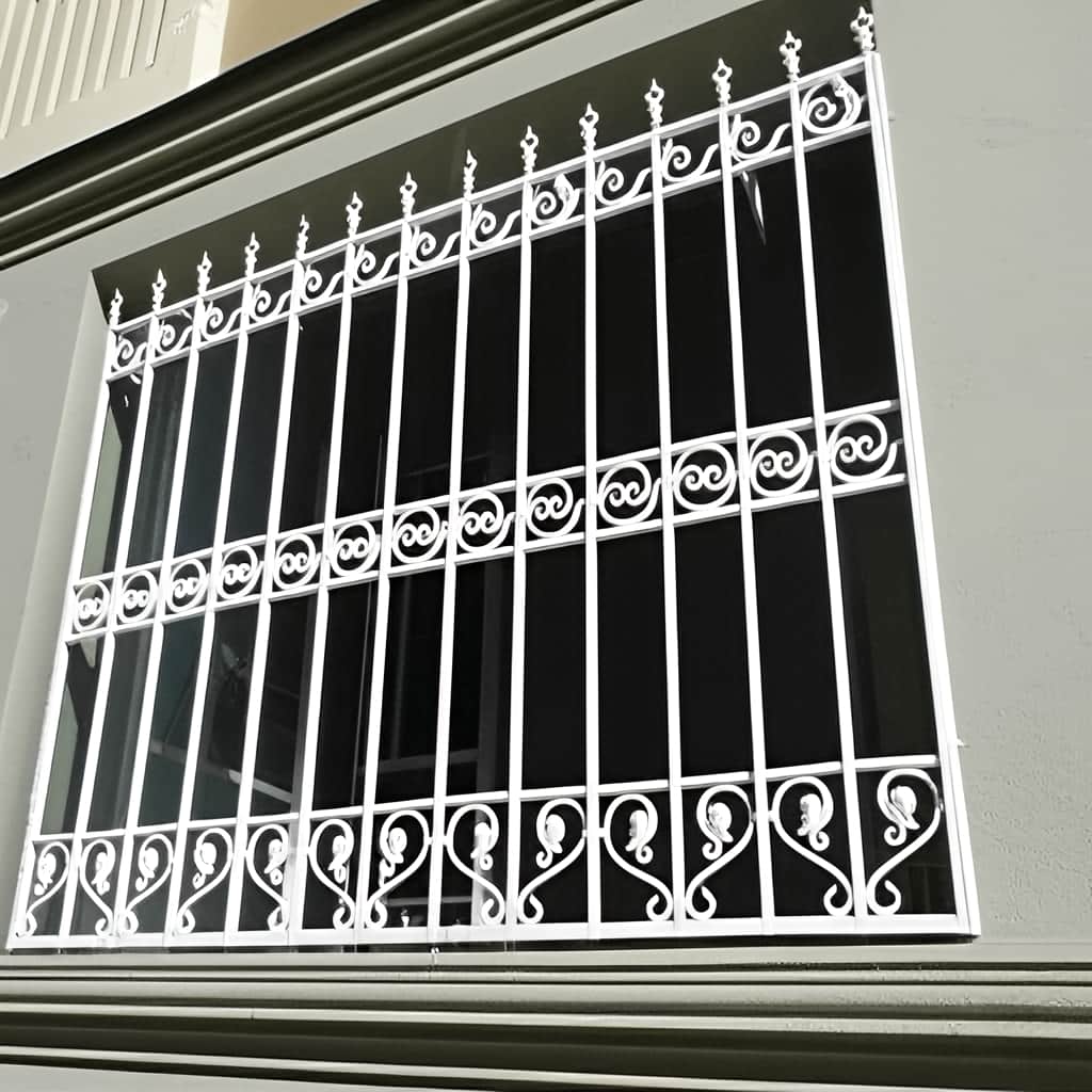 عکس ترکیب مشکی و طلایی حفاظ سلطنتی نیل با پنجره رومی