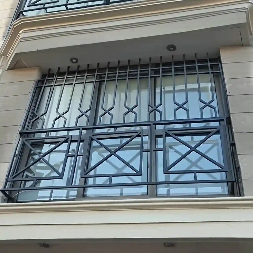 عکس حفاظ پنجره مدل هندسی مدرن با خطوط شکسته