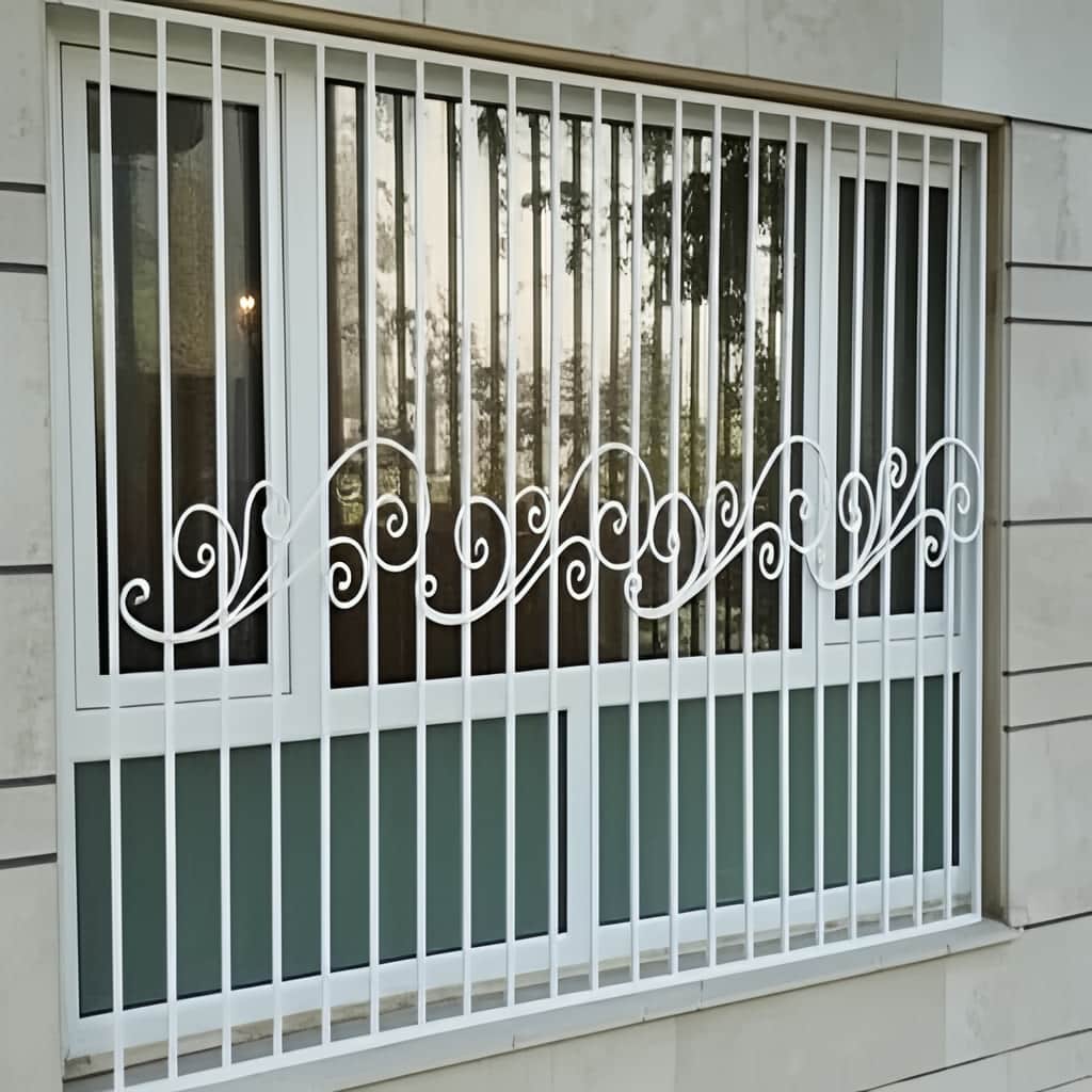 تصویر نصب حفاظ گل نیلوفری روی نمای ویلایی مدرن