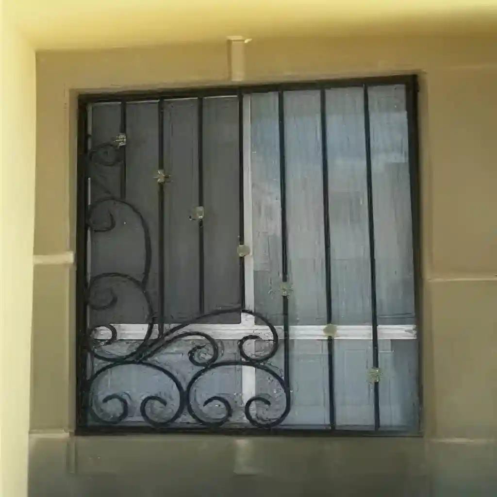 تصویر نصب حفاظ پنجره مدل گل پیچ روی نمای رومی