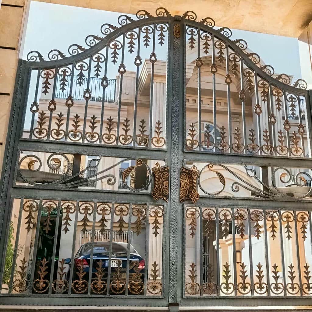 نمای درب فلزی انگلیسی برای ورودی ویلا