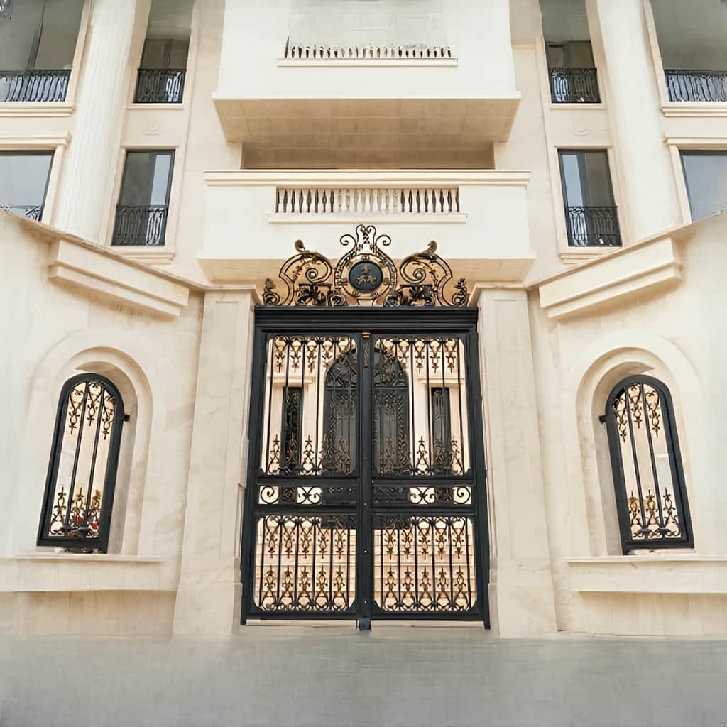 جزئیات فرفورژه دست&zwnj;ساز در درب مدل ورسای