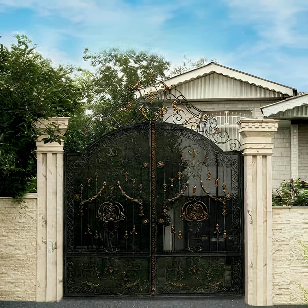 تصویر درب فرفورژه پیچک با پروفیل سنگین و رنگ کوره&zwnj;ای