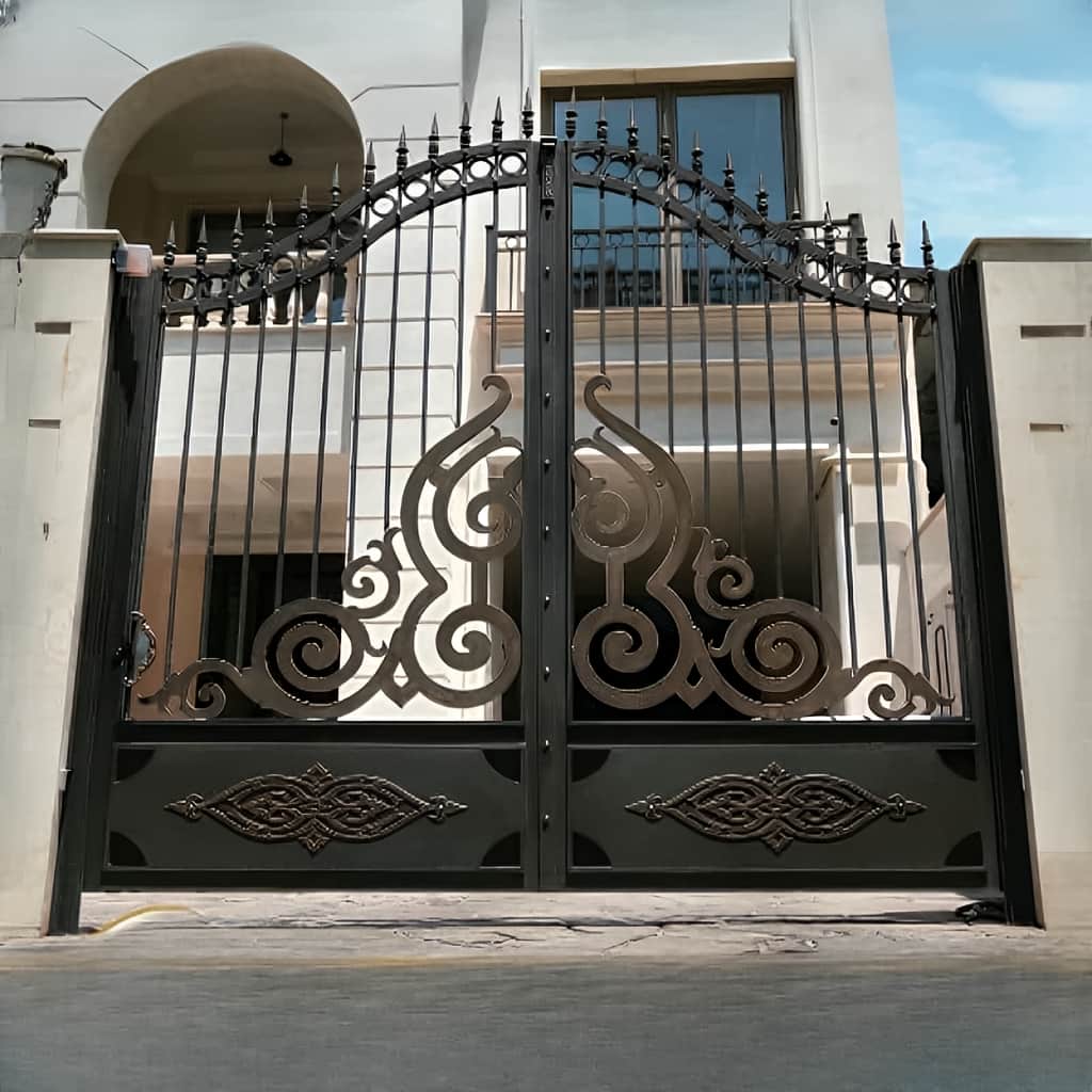 تصویر درب چناران رنگ مشکی برای نمای سنگی