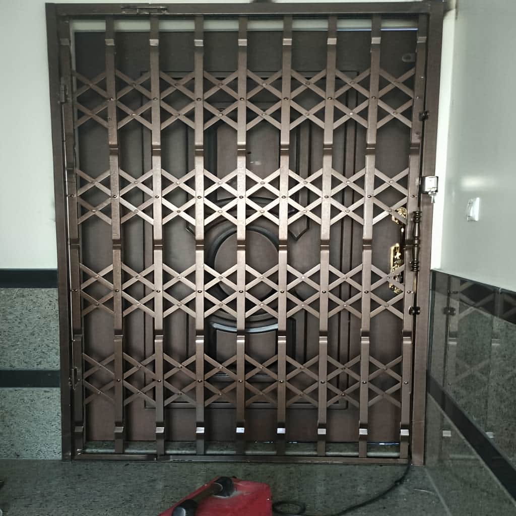 نصب درب آکاردئونی حفاظ خانه چهارگل در اندیشه