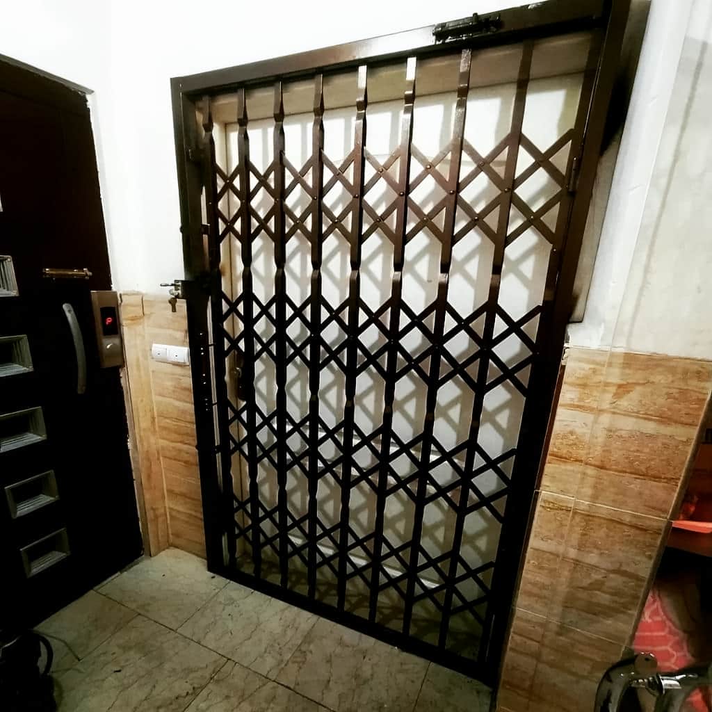 نصب درب آکاردئونی چهارگل در قم