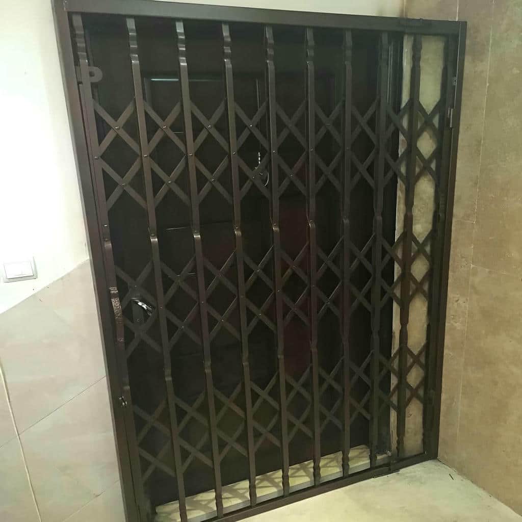 درب آکاردئونی در فیروزکوه