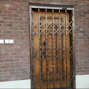 درب آکاردئونی در اردبیل