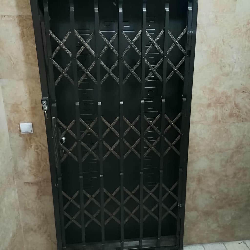 درب آکاردئونی حفاظ خانه در دماوند