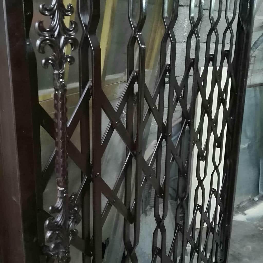 درب آکاردئونی در بندر انزلی
