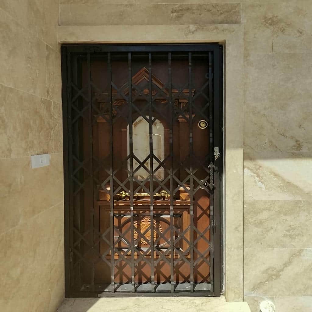 درب آکاردئونی حفاظ خانه در شهرکرد