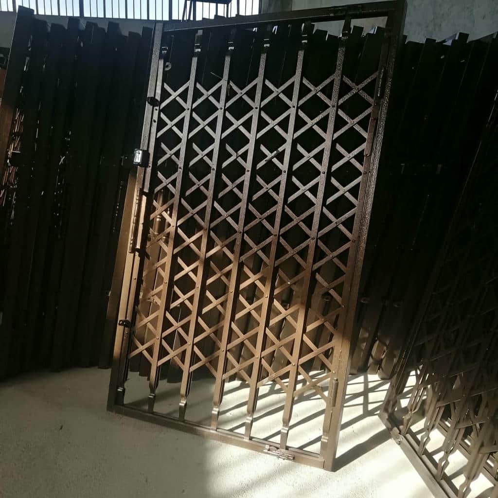 درب آکاردئونی در نیشابور