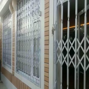 درب آکاردئونی در بندر لنگه