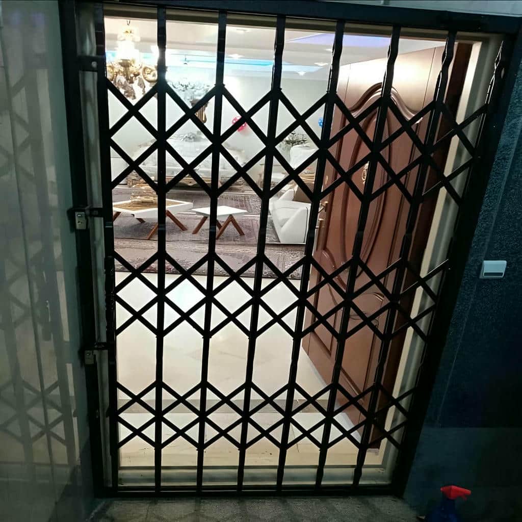 درب آکاردئونی در کرمانشاه