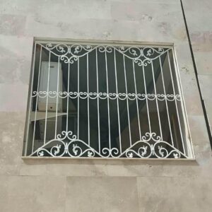 حفاظ پنجره فلزی در باغ عباس‌آباد
