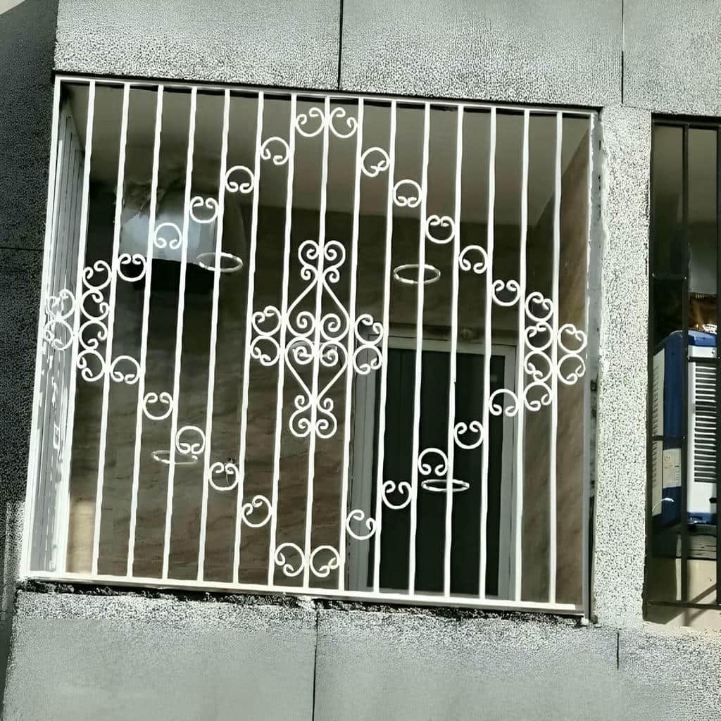 نصب حفاظ پنجره فلزی فرفورژه در بومهن