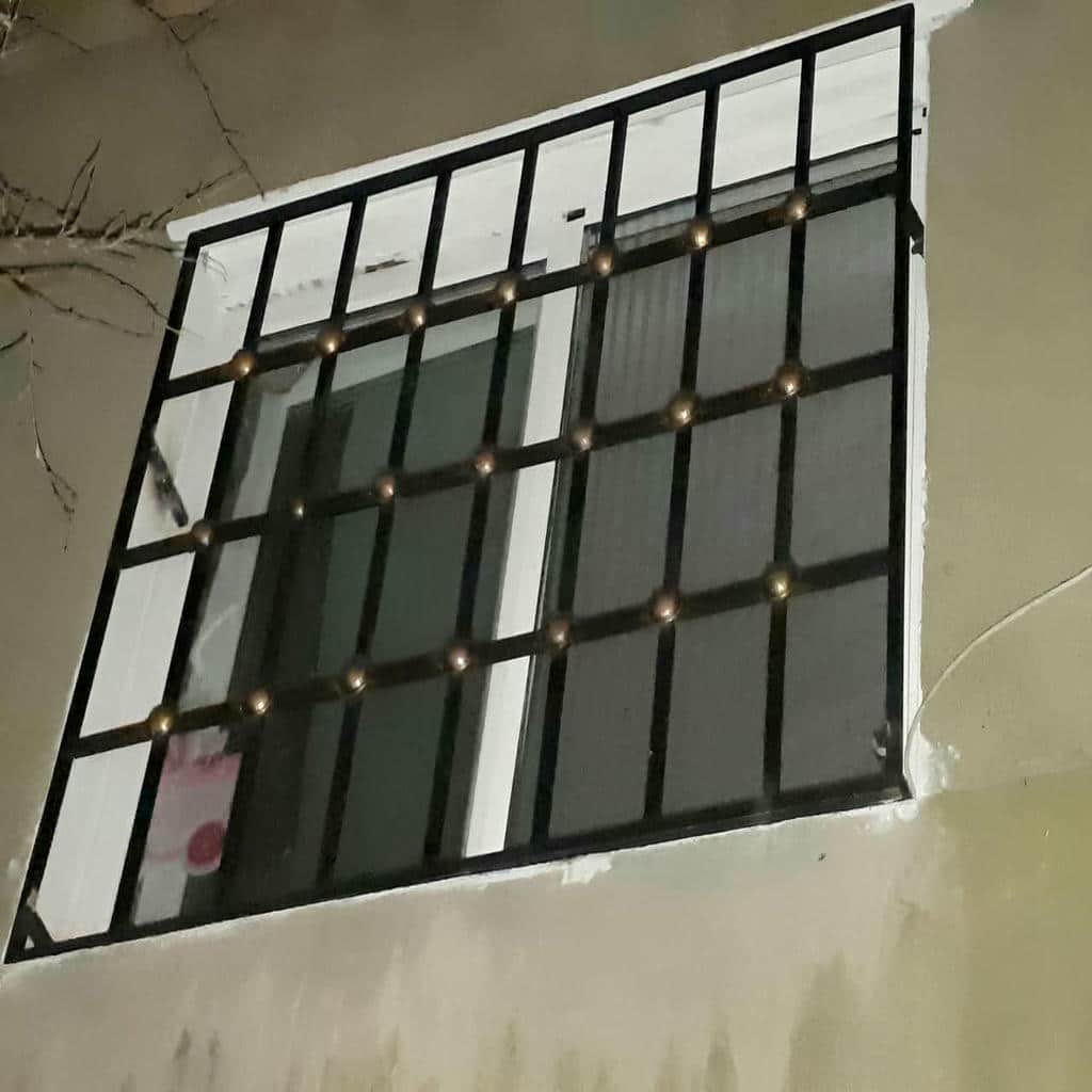 حفاظ پنجره فلزی در ایرانشهر