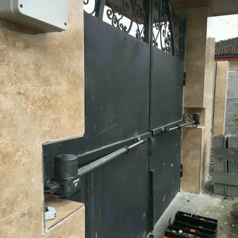 جک درب پارکینگی در باغ عباس‌آباد
