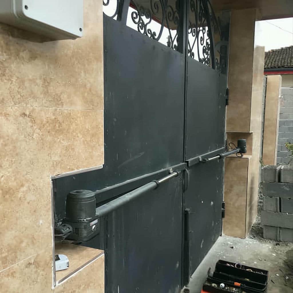 جک درب پارکینگی در باغ عباس‌آباد