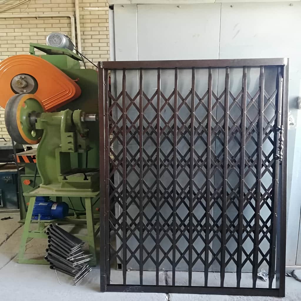 درب آکاردئونی با ریل روان و حرکت جمع شونده