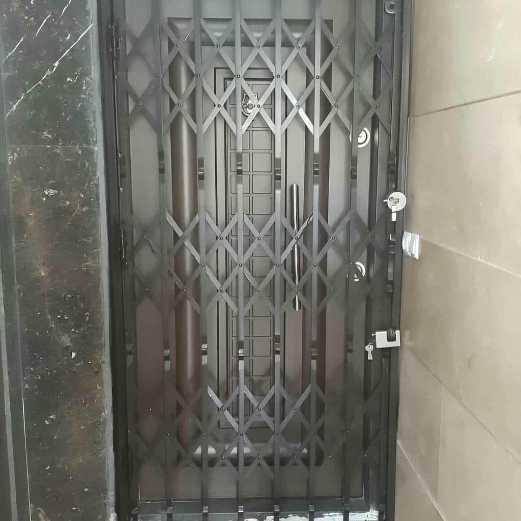 درب آکاردئونی با پروفیل فلزی مناسب ورودی