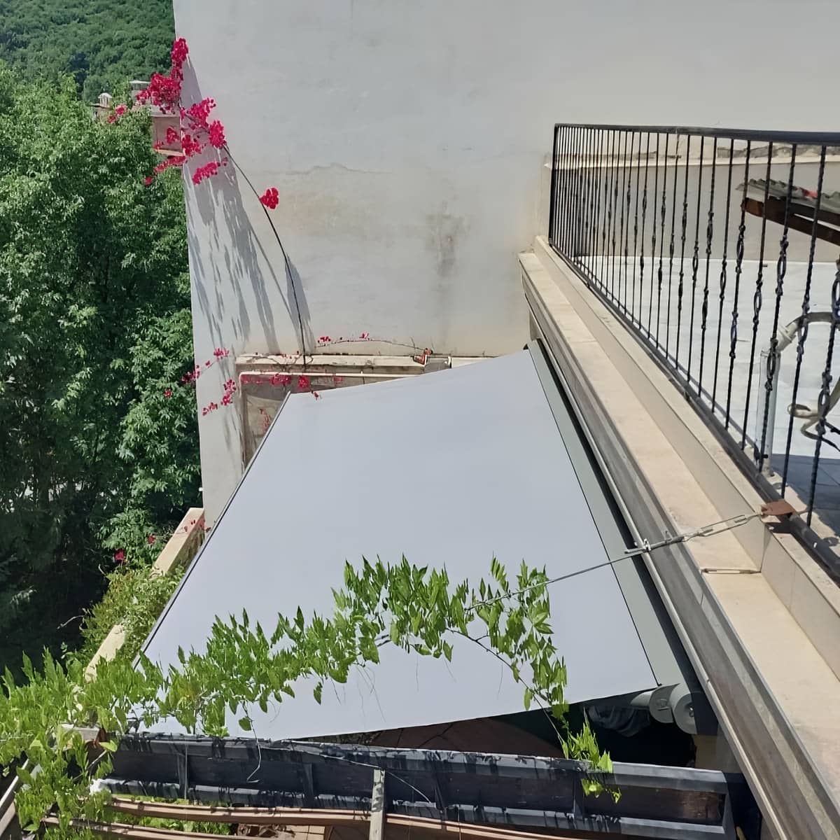 سایبان برقی روف گاردن با سازه محکم برای شرایط بادخیز سایبان برقی روف گاردن با سازه محکم برای شرایط بادخیز