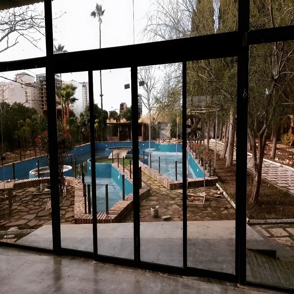سفارش درب شیشه ای کشویی برای ورودی پرتردد