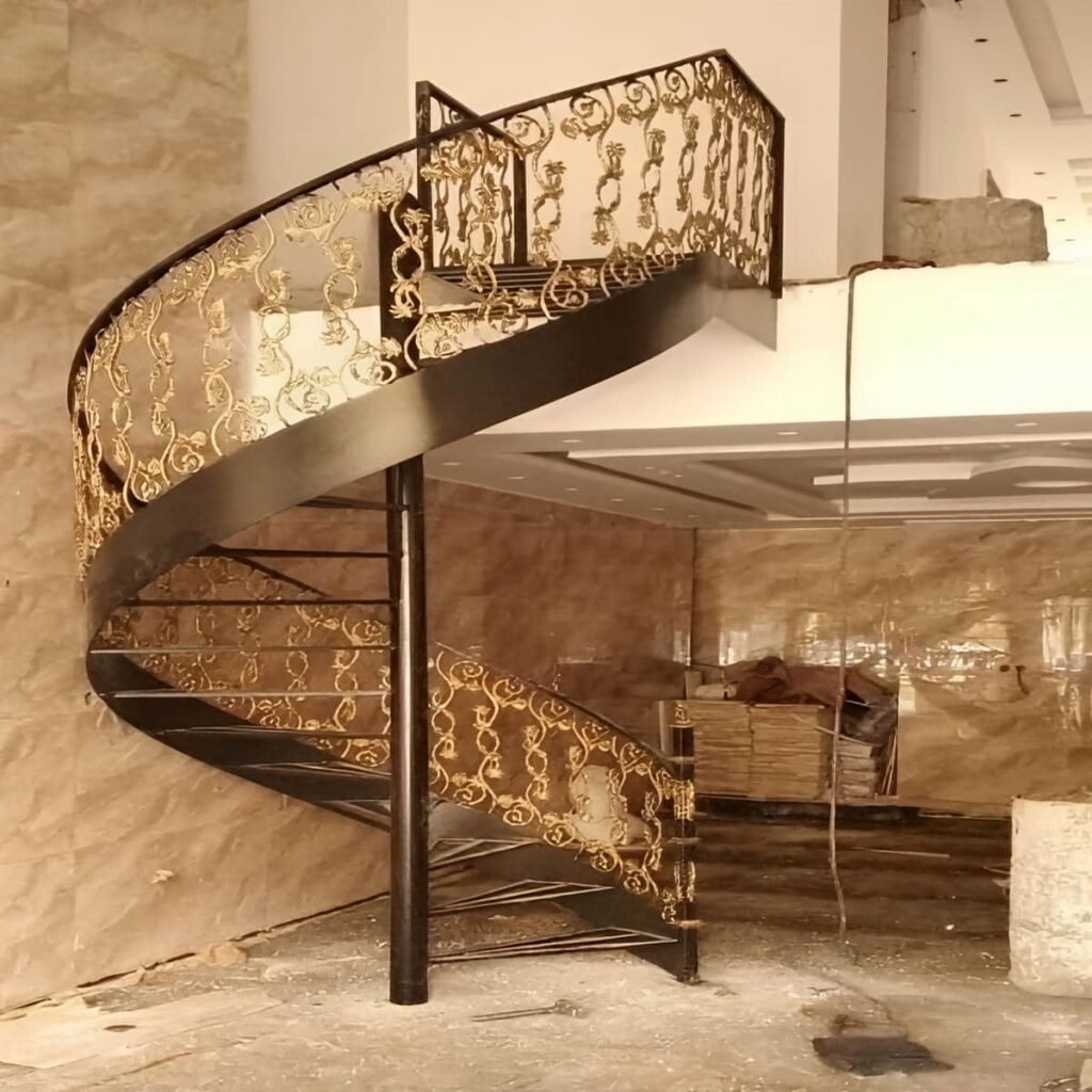 نصب پله مارپیچ آهنی با ستون مرکزی