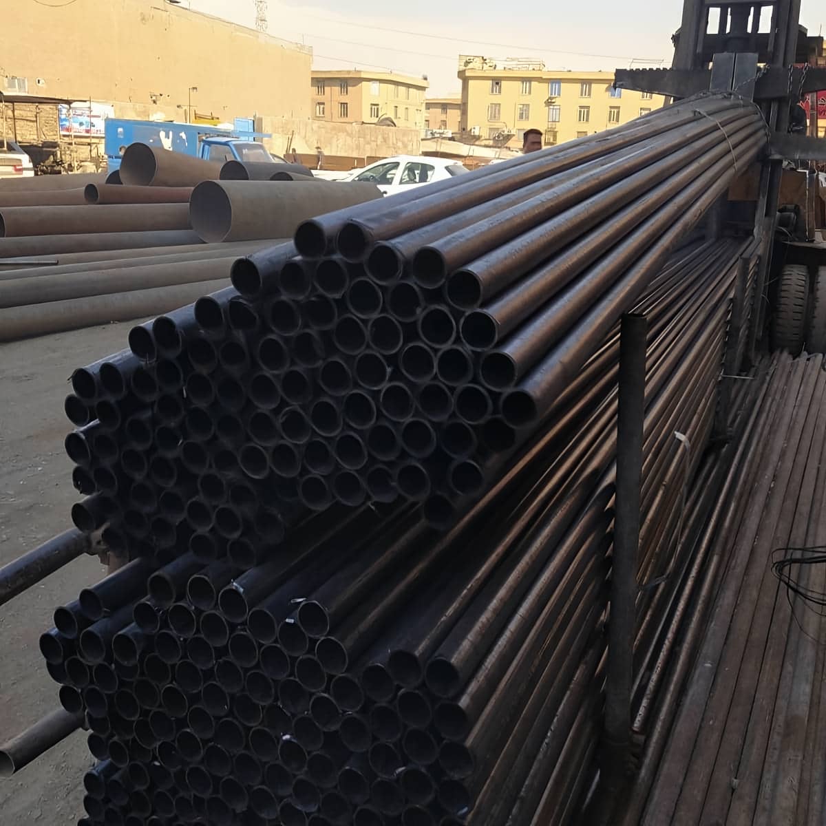 داربست حفاظتی برای راهرو سرپوشیده کنار ساختمان داربست حفاظتی برای راهرو سرپوشیده کنار ساختمان